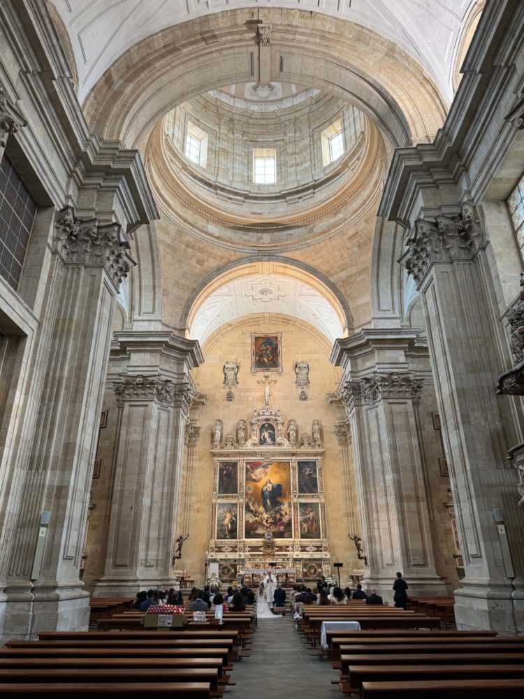 Una ceremonia religiosa en la Purísima de Salamanca